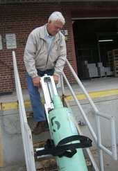 Una PowerMate traslada un cilindro de gas