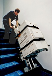 Una LE-1 traslada una fotocopiadora
