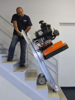 LE-1 mit Bodenschleifmaschine auf Treppe